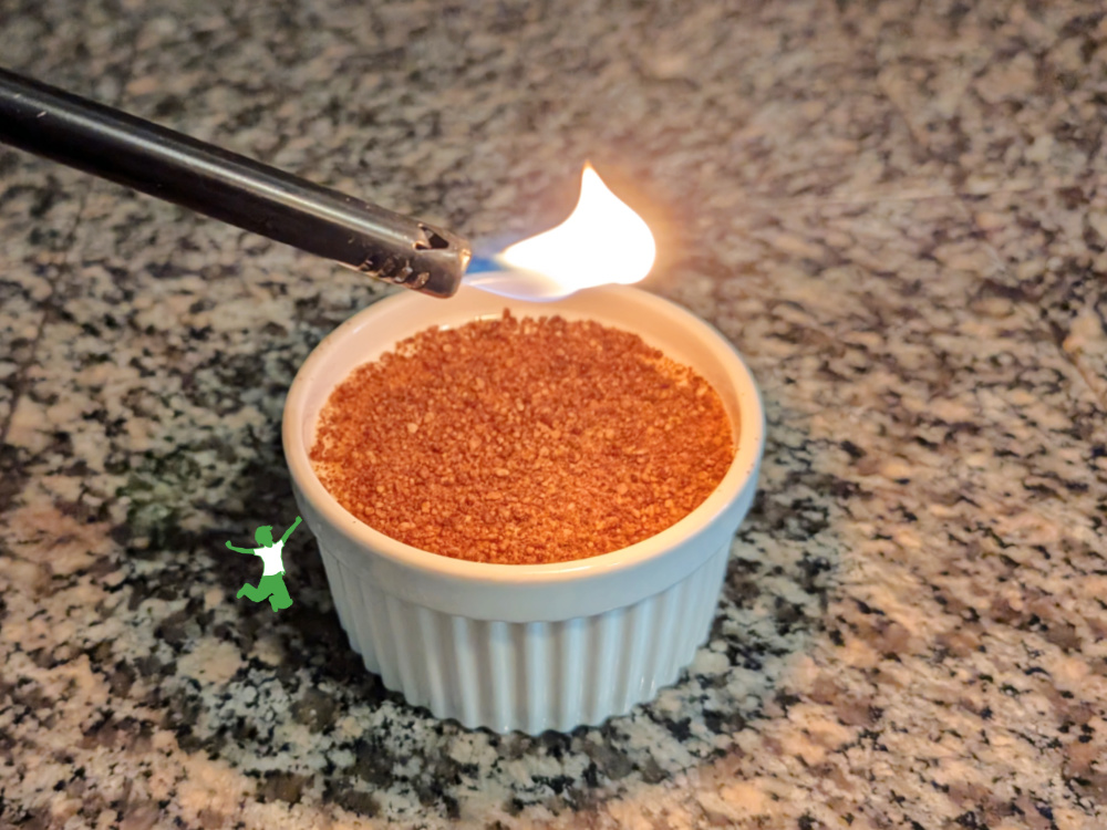 코코넛 크림 Brulee 위에 설탕을 녹이는 설탕